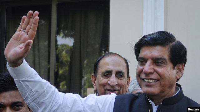 Pakistan's Prime Minister Raja Pervez Ashraf waves to media in Islamabad, June 22, 2012. 