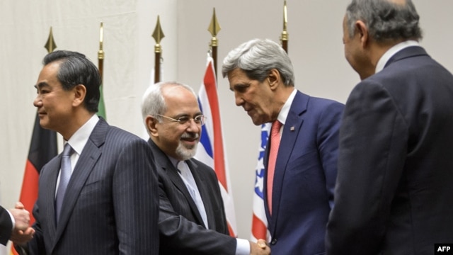 Waziri wa mambo ya nje wa Iran Mohammad Javad Zarif na mwenzake wa Marekani Johh Kerry mjini Geneva November 24, 2013