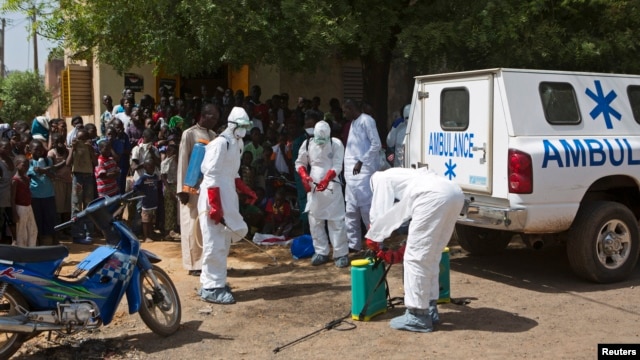 Nhân viên y tế khử trùng bên ngoài một đền thờ Hồi giáo ở Bamako, Mali.