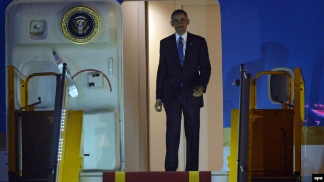 Tổng thống Obama bước ra từ Chuyên cơ Air Force One tại Sân bay Nội Bài ở Hà Nội, ngày 22/5/2016.