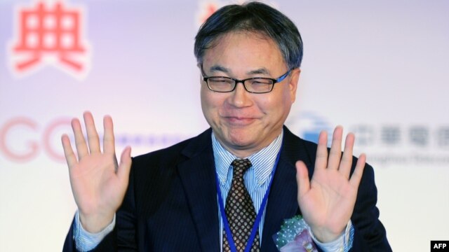 Direktur perusahaan ponsel 'China Mobile' Li Yue waves memberikan penjelasan di Taipei mengenai selesainya pembangunan serat optik bawah laut Taiwan-Tiongkok (18/1). 