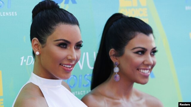 Kakak beradik Kim (kiri) dan Kourtney Kardashian, dari acara televisi realita "Keeping Up with the Kardashians." (Foto: Dok)