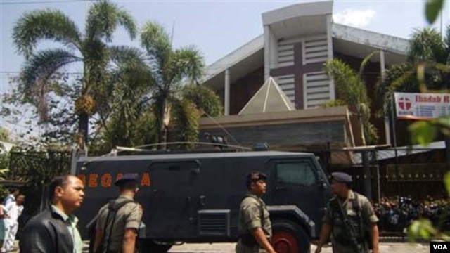 Polisi Indonesia melakukan penjagaan ketat terhadap Gereja Bethel Indonesia Sepenuh (GBIS) di Solo, pasca terjadinya serangan bom bunuh diri (25/9). (Foto: Dok)