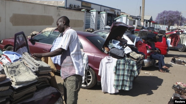 Wachuzi wakifanya biashara zao mjini Harare, Zimbabwe