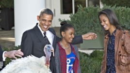 Prezidan Barack Obama avèk 2 pitit fi li Sasha (adwat) ak Malia. Li swiv yon tradisyon nan okazyon Thanksgiving nan lè li bay 2 kodenn yon "padon prezidansyèl" ( 21 novanm 2012).