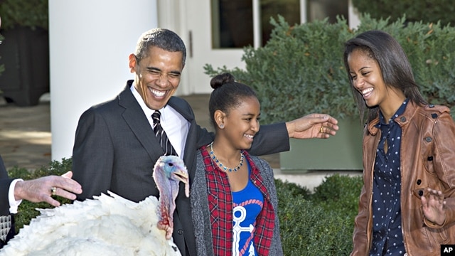 Prezidan Barack Obama avèk 2 pitit fi li Sasha (adwat) ak Malia. Li swiv yon tradisyon nan okazyon Thanksgiving nan lè li bay 2 kodenn yon "padon prezidansyèl" ( 21 novanm 2012).