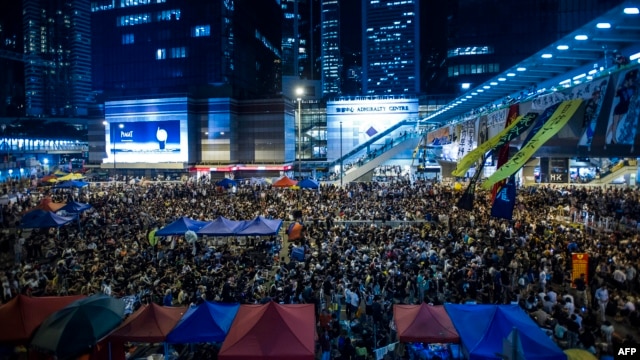 Người biểu tình ủng hộ dân chủ tụ họp trong khu Admiralty của Hong Kong sau khi chính phủ hủy bỏ cuộc đàm phán với sinh viên, 10/10/14