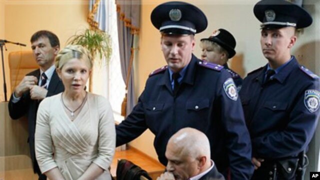 Police lead former Ukrainian Prime Minister Yulia Tymoshenko out of the courtroom after a verdict in her case has been rendered at the Pecherskiy District Court in Kyiv, Ukraine, Oct. 11, 2011. 