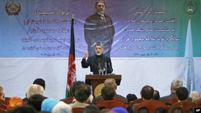 Afghan President Hamid Karzai speaks during a gathering in Kabul, Afghanistan, April 17, 2012. 