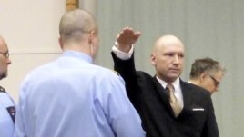 Sát thủ Anders Behring Breivik giơ tay chào theo kiểu Đức Quốc Xã khi vào tòa án của nhà tù Skien, Na Uy, ngày 15/3/2016.