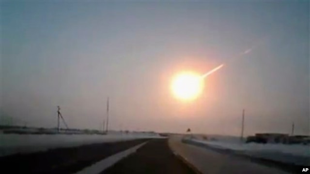 Kilatan meteror yang menuju wilayah Chelyabinsk, Rusia diambil dari Kostanai, Kazakhstan (15/2).