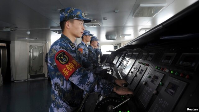 Hải quân Trung Quốc trên tàu sân bay Liêu Ninh.