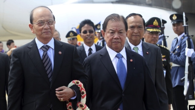 Phó Thủ tướng Thái Lan Yuthasak Sasiprapa đón Tổng thống Miến Điện Thein Sein tại sân bay Don Muang, Bangkok, ngày 22/7/2012
