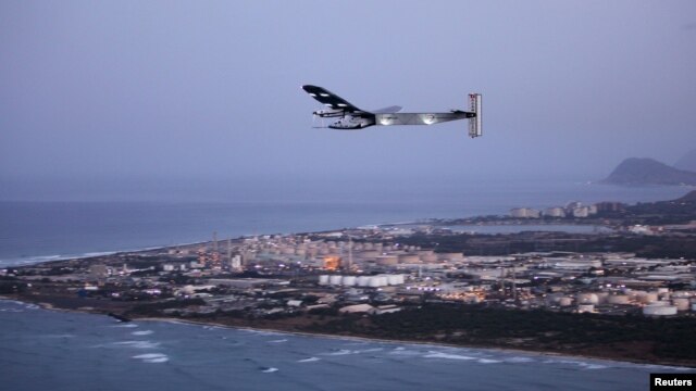 El avión experimental Solar Impulse 2 vuela hacia California habiendo partido desde Oahu, Hawái.