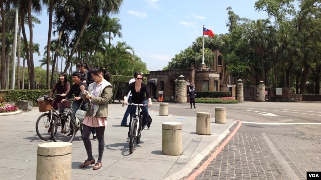 台湾著名学府-台大校本部的前门外景（美国之音杨晨拍摄）