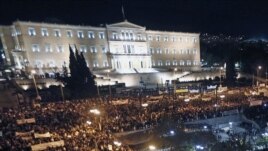 Des manifestants devant le Parlement grec  