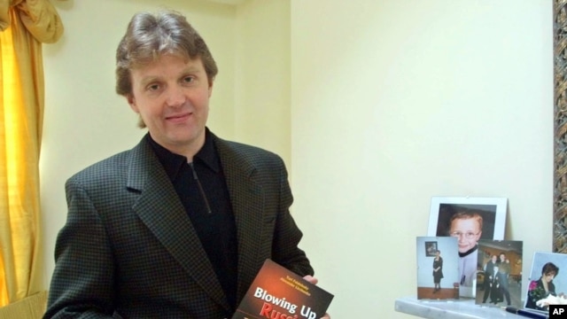 Cựu điệp viên Nga Alexander Litvinenko, tác giả cuốn sách "Blowing Up Russia: Terror From Within" (tạm dịch: "Làm nổ tung Nga: Khủng bố từ bên trong"), tại nhà riêng ở London, 10/5/2002.