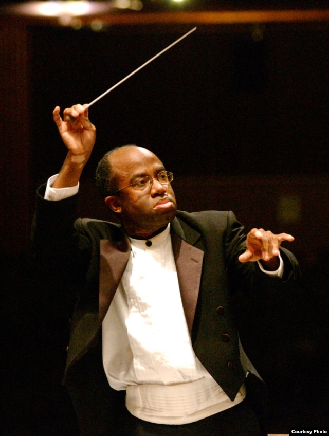 Michael Morgan conducts the Oakland East Bay Symphony in California. (Pat Johnson)