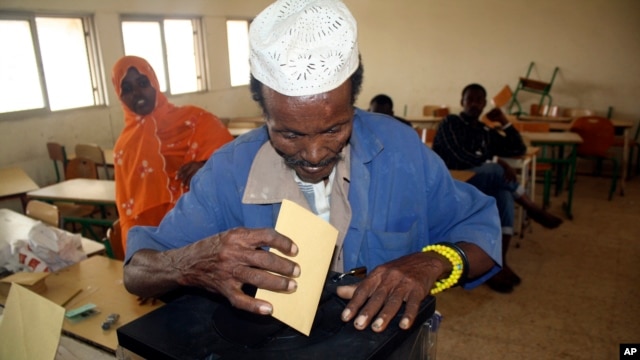 Warga Djibouti memberikan suara dalam pemilihan presiden. (Foto: Dok)