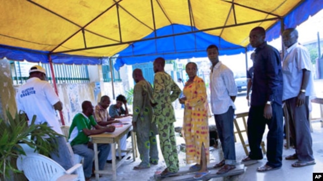 People register to vote in Lagos, Nigeria, April 26, 2011
