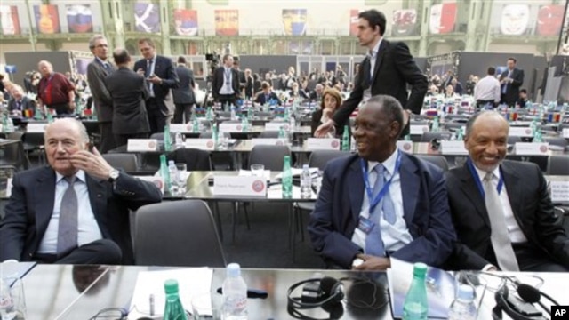 FIFA president Sepp Blatter, left, and Mohamed bin Hammam of Qatar, president of the Asian Football Confederation, right, take a break as Confederation of African Football President Issa Hayatou, center, looks on, March 22, 2011 (file photo).