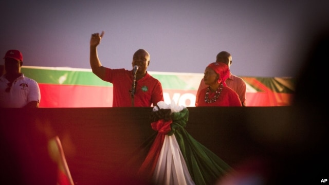 President John Dramani Mahama speaks to ruling party supporters at his final campaign rally ahead of Friday's presidential election, in Accra, December 5, 2012. 