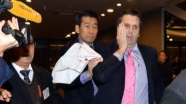 Đại sứ Mỹ Mark Lippert bị một người Triều Tiên dùng con dao dài 25 centimet tấn công khi đang tham dự một diễn đàn về hoà giải Triều Tiên.