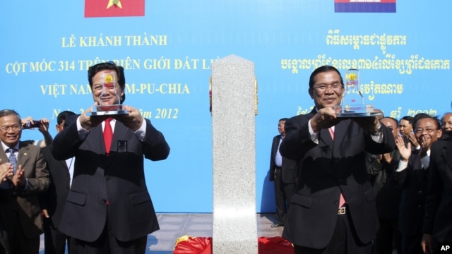 Thủ tướng Nguyễn Tấn Dũng của Việt Nam và người đồng nhiệm phía Campuchia Hun Sen khánh thành cột mốc biên giới số 314 kỷ niệm 45 năm ngày thiết lập quan hệ ngoại giao giữa hai nước