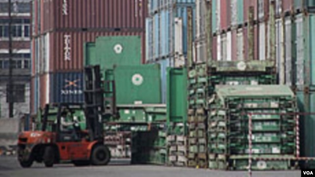 Los dos países firmaron un tratado de libre comercio que entrará en vigencia el 15 de mayo de 2012.