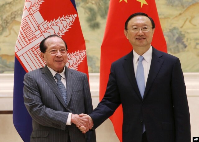 Ủy viên Quốc vụ Viện Trung Quốc Dương Khiết Trì tiếp Bộ trưởng Ngoại giao Campuchia Hor Namhong tại Bắc Kinh, ngày 4/2/2016. Trung Quốc đang cố gắng rất nhiều để chiêu dụ Campuchia.