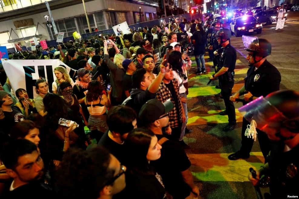 抗议川普当选者在洛杉矶市和警察对峙（2016年11月11日）