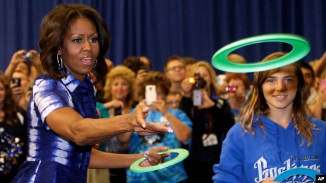 La primera Dama Michelle Obama participa de un evento para animar a la gente a beber más agua, en la escuela secundaria Watertown en Wisconsin.