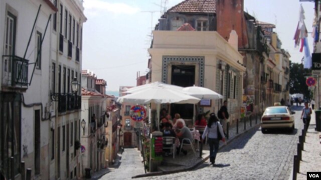 Las tradicionales calles empredadas en el elegante barrio del Chiado en Lisboa.