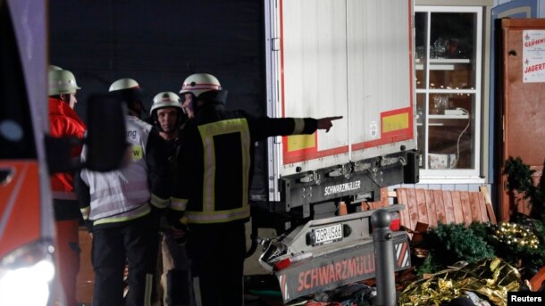 Un bombero en el sitio donde un camión arremetió contra un mercado navideño en Berlín. Foto AP.