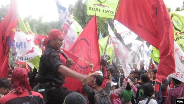 Demo buruh di depan Balai Kota Jakarta menuntut kenaikan upah. Pemerintah Jakarta akhirnya menaikkan upah minimum sebesar 40 persen mulai 2013. (VOA/A. Waluyo). 