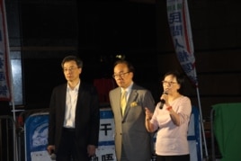 泛民议员向示威市民介绍与张德江会面情况（左起：何秀兰、梁家杰、李国麟）（美国之音海彦拍摄）