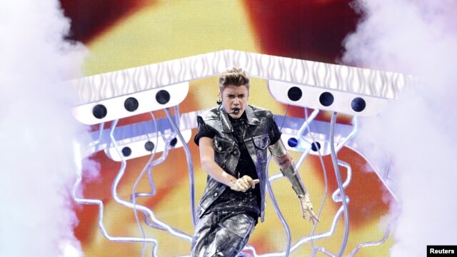 Justin Bieber durante su presentación en los Teen Choice Awards 2012, en el Anfiteatro Gibson en Universal City, California 22 de julio 2012. 