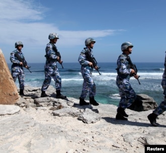 Binh sĩ Quân đội Giải phóng Nhân dân Trung Quốc (PLA) tuần tra trên đảo Phú Lâm, thuộc quần đảo Hoàng Sa, ngày 29/1/2016.