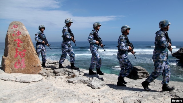 Binh sĩ Quân đội Giải phóng Nhân dân Trung Quốc (PLA) tuần tra trên đảo Phú Lâm, thuộc quần đảo Hoàng Sa, ngày 29/1/2016.