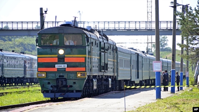 A train, transporting North Korean leader Kim Jong-il, arrives at Khasan Station after crossing the border between North Korea and Russia, near Russia's far eastern city of Vladivostok, August 20, 2011
