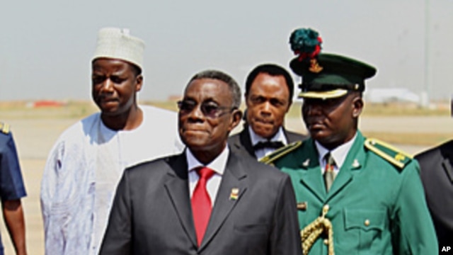 Ghana's President John Atta Mills (front,C)  (file photo).