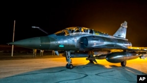 Chiến đấu cơ Mirage 2000 của Pháp hỗ trợ liên minh do Mỹ dẫn đầu chiến đấu chống lại Nhà nước Hồi giáo, trong một bức hình do Lục quân Pháp công bố hôm 9 tháng 11, 2015.