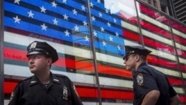 Cảnh sát tuần tra Quảng trường Thời đại ở thành phố New York, 3/7/2015.