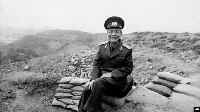 Đại tướng Võ Nguyên Giáp ngồi trên đồi A1 ở Điện Biên Phủ (ảnh chụp tháng 5, 1984).