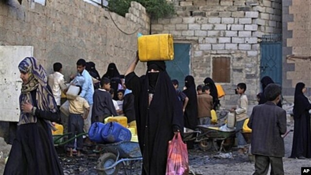 Sana'a residents collect drinking water during a city-wide shortage, Yemen, May 29, 2011.
