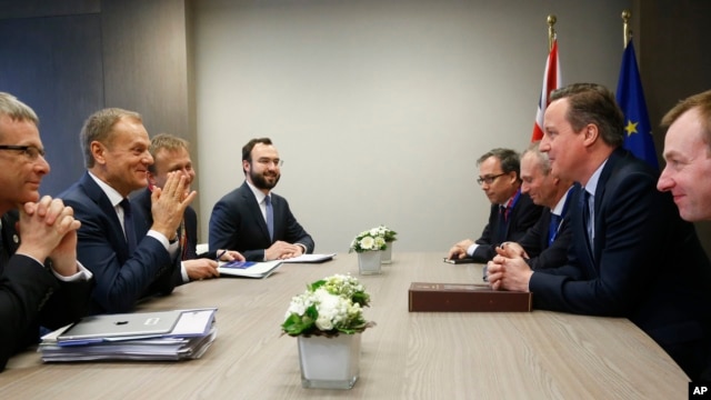 British Prime Minister David Cameron, second right, speaks with European Council President Donald Tusk, second left, during a bilateral meeting on the sidelines of an EU summit in Brussels, Feb. 18, 2016.