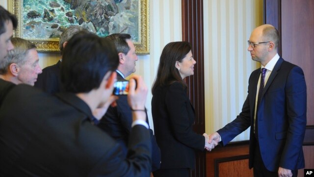 Thủ tướng Ukraina Arseniy Yatsenyuk (phải) bắt tay với Thượng nghị sĩ Mỹ Kelly Ayotte tại Kiev, ngày 23/3/2014.