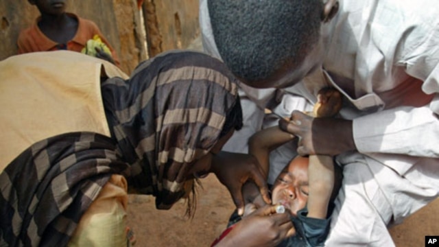 Des volontaires vaccinant un enfant à Kaduna, au Nigeria.