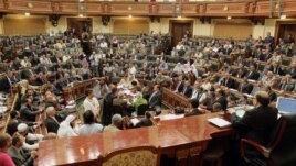 Saad al-Kattatni, presidente de la Cámara Baja, asiste con los legisladores a la primera sesión del parlamento egipcio..