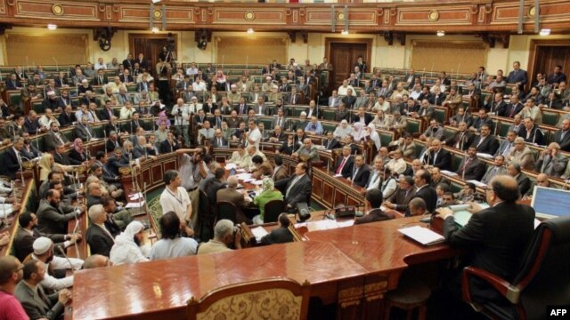 Saad al-Kattatni, presidente de la Cámara Baja, asiste con los legisladores a la primera sesión del parlamento egipcio..